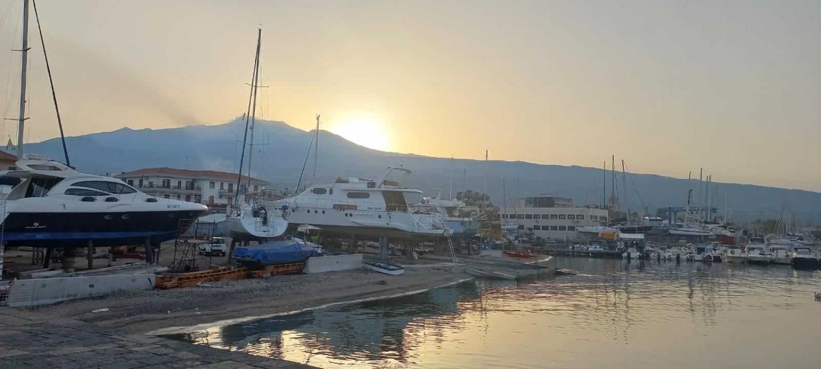 Appartement Alba Marina E Tramonti Etnei à Riposto Extérieur photo